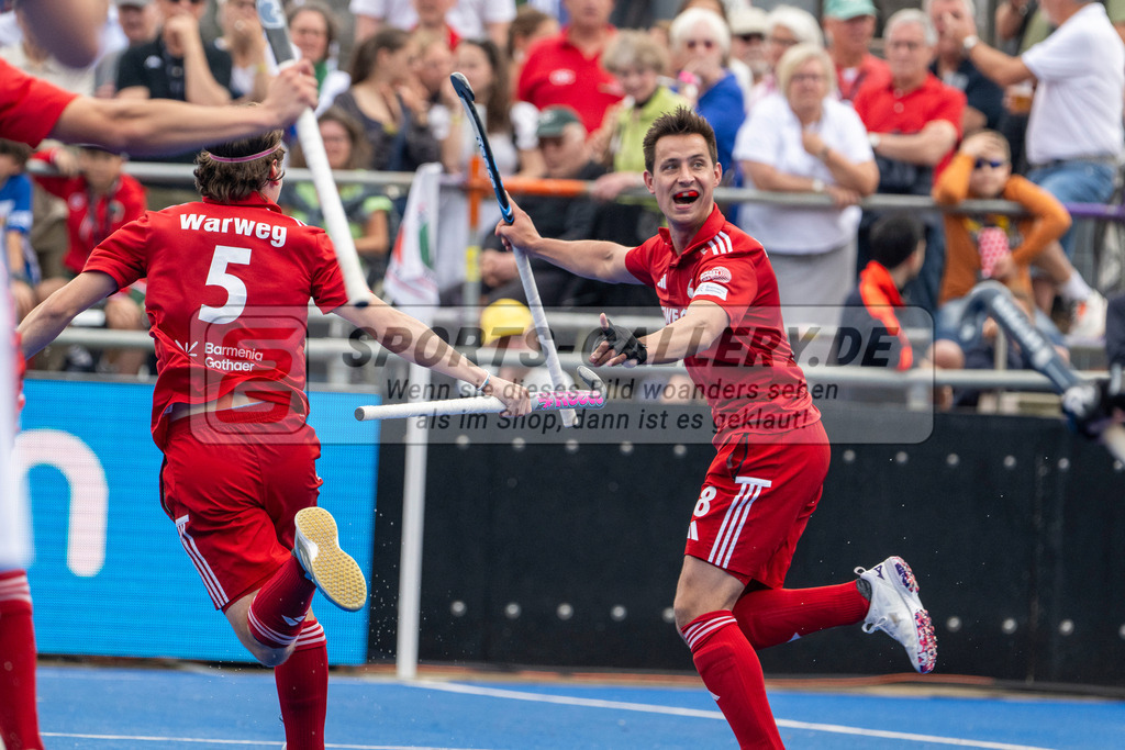 Final4_20250601-1505-Z09_4676 | Krefeld, Deutschland, 01.06.2025:  Feldhockey Final4 2025 – „Deutsche Feldhockey-Meisterschaften 2025“ Crefelder HTC - Rot-Weiss Köln (Finale Herren) im Gerd-Wellen-Hockeyanlage am 01.06.2025 in Krefeld, Deutschland. (Foto von Kramhöller/Fehrmann/Kaste)Krefeld, Germany, 01.06.2025: Feldhockey Final4 2025 – „Deutsche Feldhockey-Meisterschaften 2025“ Harvestehuder HTC - Düsseldorfer HC (Finale Damen) in Gerd-Wellen-Hockeyanlage at 01.06.2025 in Krefeld, Deutschland. (Foto from Kramhöller/Fehrmann/Kaste)