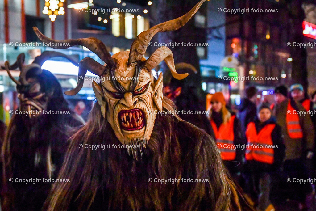 Perchten_ Christkindlmarkt Linz Volksgarten_ 14.12.2022-26 | 14.12.2022, Linz, AUT, Christkindlmarkt Volksgarten Linz, im Bild Perchtenlauf der Linzer Perchten 2022