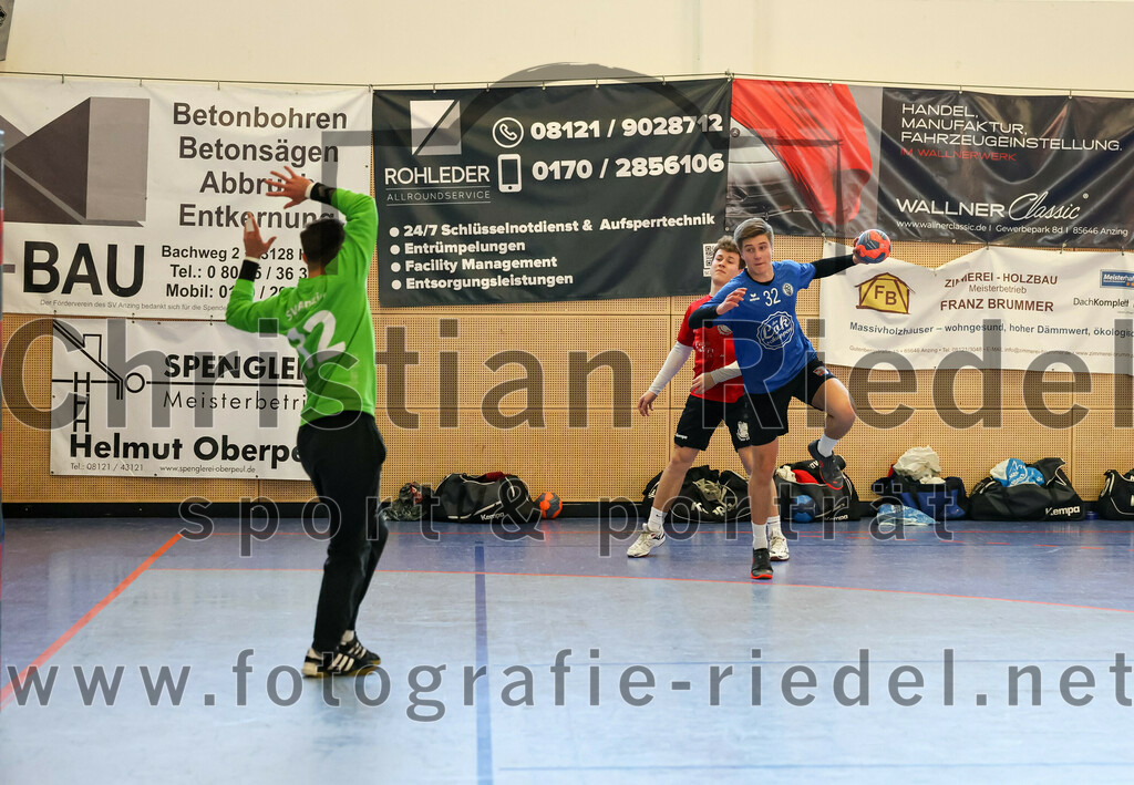 2022-12-17_054_SV_Anzing_gegen_TSV_Simbach | Anzing, Deutschland, 17.12.2022:
Handball, Bayernliga männliche A-Jugend 2022 / 2023, 9. Spieltag, SV Anzing gegen TSV Simbach, Endergebnis: 39:30

Torwart Tobias Baumann (SV Anzing, #12), Philipp Staniek (TSV Simbach, #32)

Foto: Christian Riedel / fotografie-riedel.net