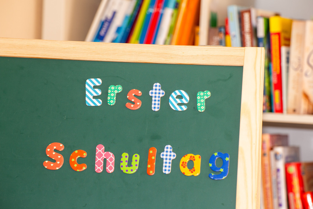 Erster Schultag: Bild als Vorlage zur Einschulung | Schultafel mit der Aufschrift Erster Schultag - Realisiert mit Pictrs.com