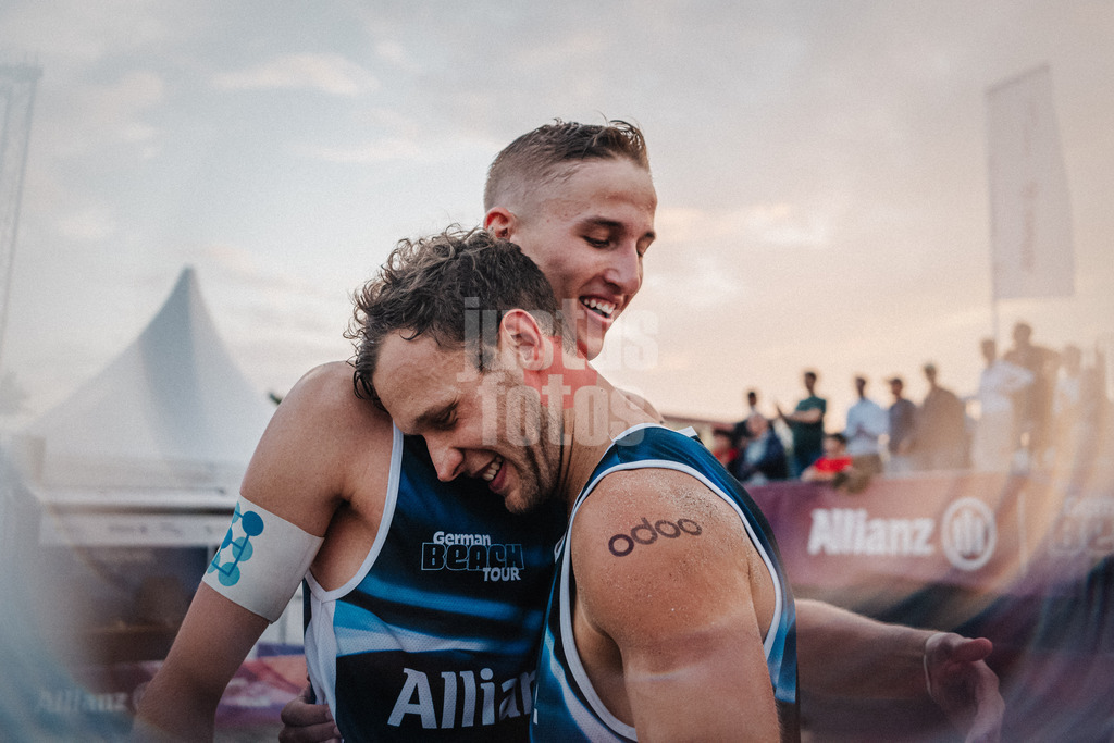 Beachvolleyball | Männer | Allianz German Beach Tour 2024 | Tourstop Kühlungsborn 2 | 16.08.2024 | v.l. Momme Lorenz und Eric Stadie beim Jubel nach dem Sieg