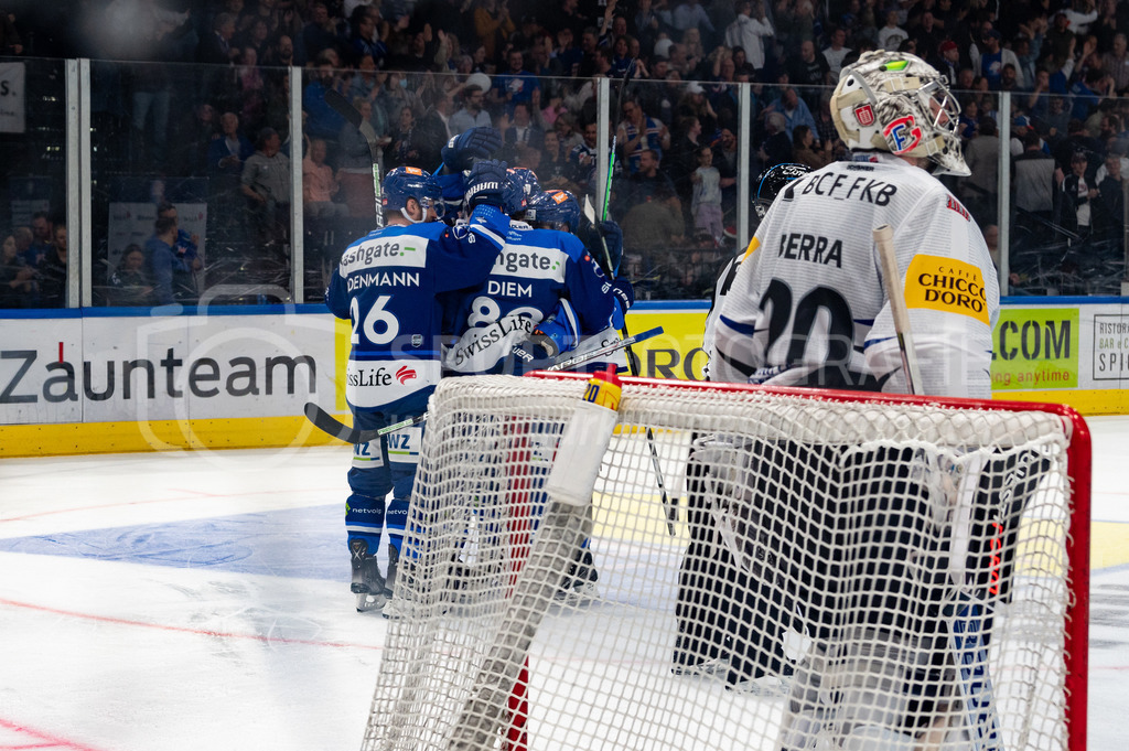 Swiss National League: Semifinals Game 4: ZSC Lions - Fribourg-Gotteron | 14.04.2022, Zürich, Hallenstadion, Swiss National League: Semifinals Game 4: ZSC Lions - Fribourg-Gotteron,  #16 Marcus Krüger (ZSC) trifft zum 3:1 und #26 Simon Bodenmann (ZSC) und #89 Dominik Diem (ZSC) jubeln mit ihm. - Realisiert mit Pictrs.com