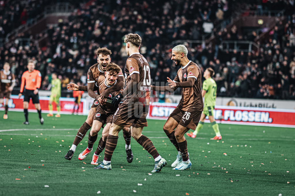 Fußball | Männer | Saison 2024/2025  | Fußball-Bundesliga | 26. Spieltag | FC St. Pauli vs. TSG Hoffenheim | 14.03.2025 | Torjubel FC St. Pauli v.l. Danel Sinani (#10, FC St. Pauli) Philipp Treu (#23, FC St. Pauli) Noah Weißhaupt (#13, FC St. Pauli) und Elias Saad (#26, FC St. Pauli)