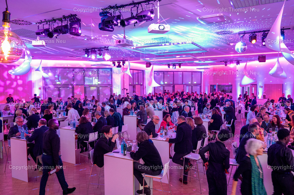 DSC_0657 | Im Parktheater Bensheim fand am 28. März 2026 die Verleihung des Eysoldt-Rings 2025 statt – eine der bedeutendsten Auszeichnungen für Schauspielkunst im deutschsprachigen Raum. Der Preis ging an Thomas Schmauser, der für seine herausragende darstellerische Leistung geehrt wurde.Im Rahmen der Veranstaltung wurde außerdem der Kurt-Hübner-Regiepreis an Fritzi Wartenberg verliehen, die für ihre besondere künstlerische Handschrift und Regiearbeit ausgezeichnet wurde.,Bild: Thomas Neu