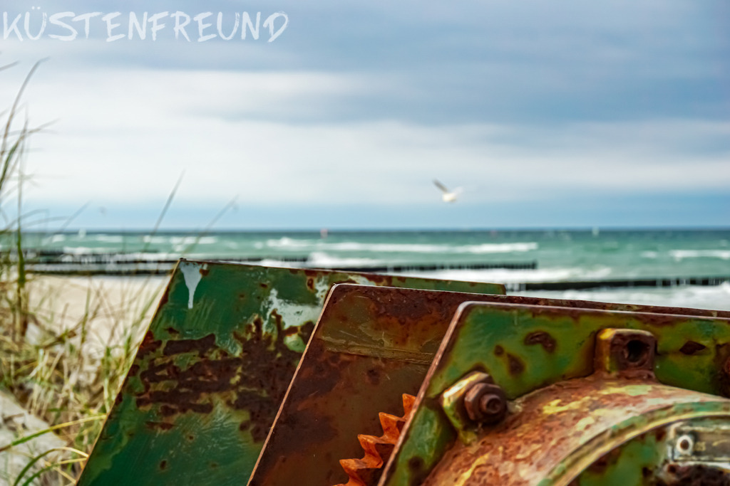 Abstrakte Bilder: Stahl-Kurbel Fischerboot | Entdecke deine Lieblingslandschaft von der Küste – auf Ostsee Leinwand, Nordsee Leinwand, Alu Dibond oder Acrylglas, passend für jeden Geschmack und Raum.