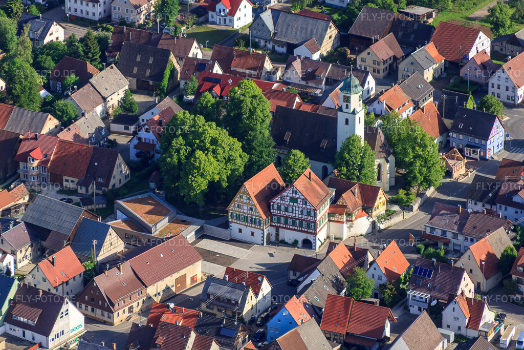 Luftbild: Albanskirche und Fachwerkhäuser mit dem Weberei- u. Heimatmuseum in Laichingen im Bundesland Baden-Württemberg in Deutschland.Foto: IMG_67315.jpg vom 08.06.2014 durch Werner Riehm/FLY-FOTO.deAuflösung des Originals: 4752 x 3168 pxEvangelische Kirchengemeinde LaichingenTIEFENHOEHLE.DE