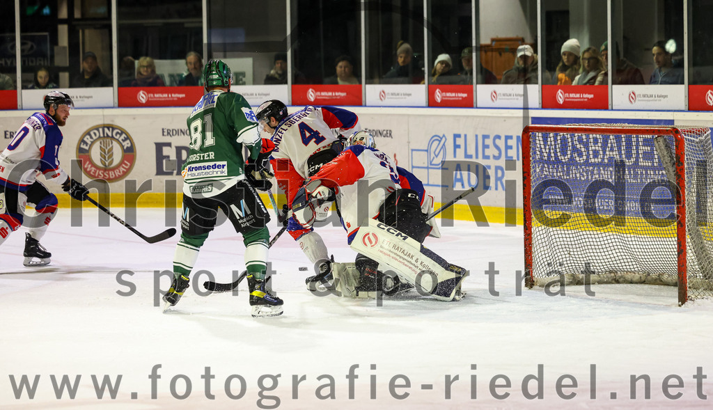 2023-11-03_111_TSV_Erding_gegen_ESC_Dorfen | Erding, Deutschland, 03.11.2023:
Eishockey, Bayernliga Vorrunde 2023 / 2024, 6. Spieltag, TSV Erding gegen ESC Dorfen, Endergebnis: 11:3

Maximilian Forster (Erding Gladiators, #81), Alexander Kanzelsberger (ESC Dorfen, #4), Torwart Andreas Marek (ESC Dorfen, #30)

Foto: Christian Riedel / fotografie-riedel.net