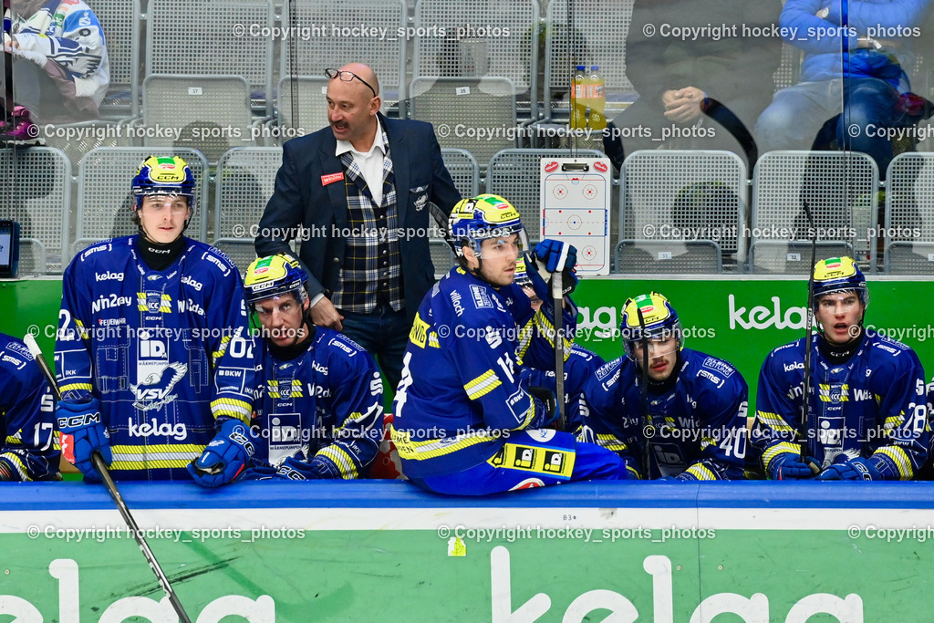 EC IDM WÄRMEPUMPEN VSV vs. Steinbach Black Wings Linz | Spielerbank EC VSV, Herbert Hohenberger Sportdirektor EC VSV, #62 Julian Raspotnig EC VSV, #77 Philipp Lindner EC VSV, #14 Johannes Tschurnig EC VSV, EC IDM WÄRMEPUMPEN VSV vs. Steinbach Black Wings Linz, EC IDM WÄRMEPUMPEN VSV vs. Steinbach Black Wings Linz am 28.11.2025 in Villach (Stadthalle Villach), Austria, (Photo by Bernd Stefan)
