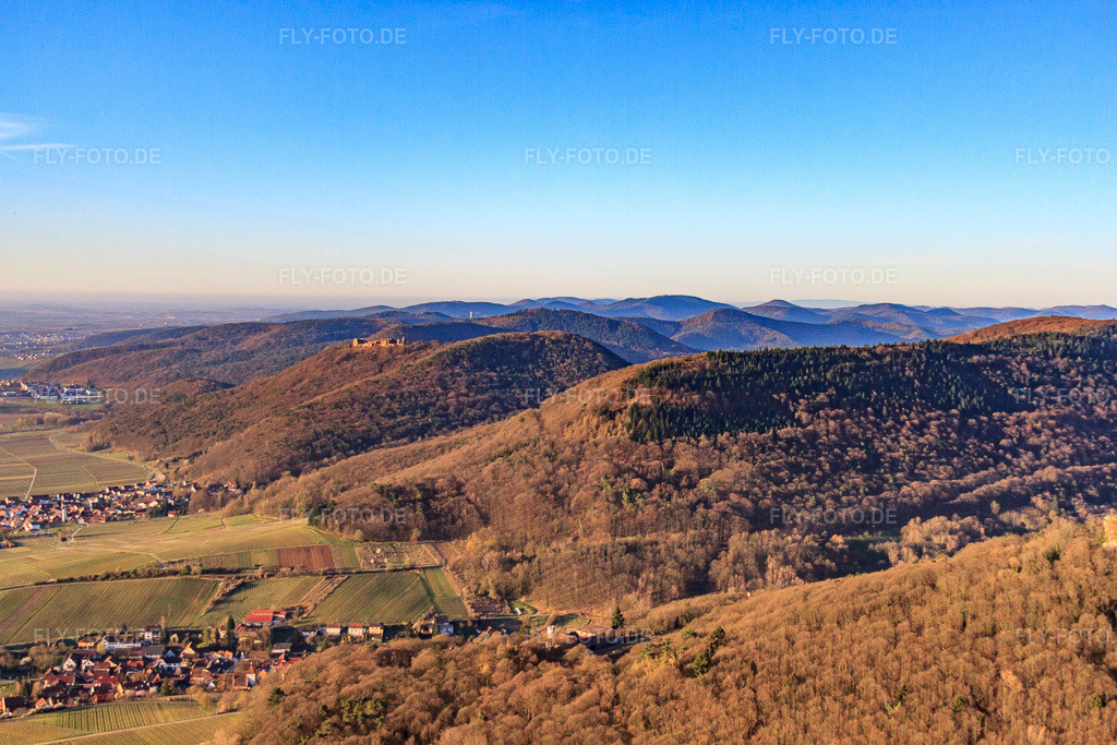 Luftbild: Blick am Haardtrand nach S bis zur Madenburg in Leinsweiler im Bundesland Rheinland-Pfalz in Deutschland. Foto: IMG_63140.jpg vom 20.03.2014 durch Werner Riehm/FLY-FOTO.de