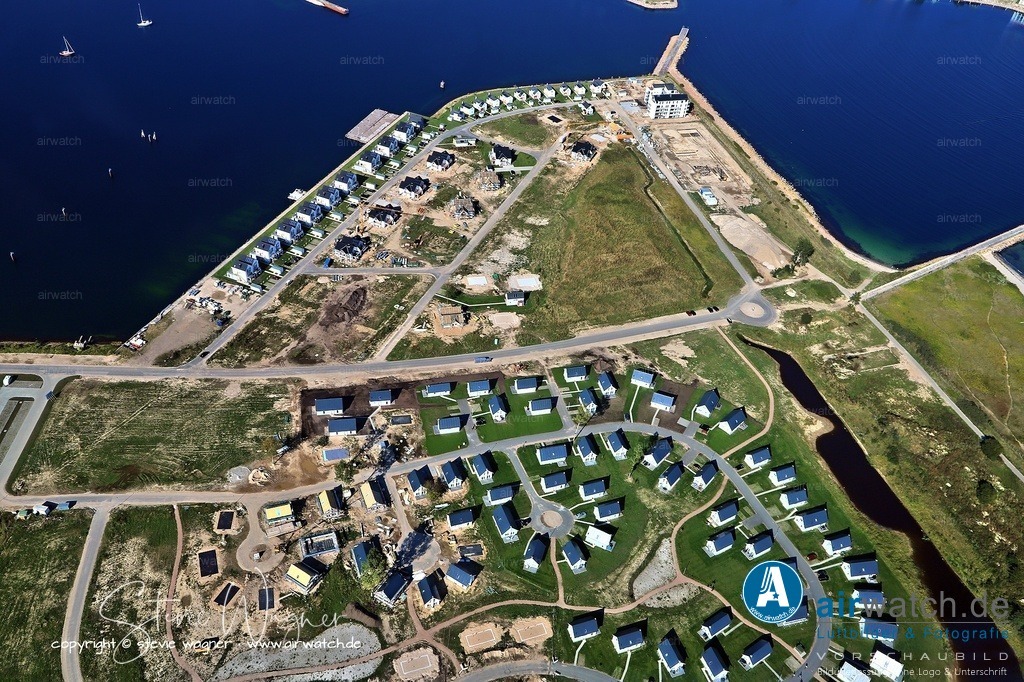  Luftbild OstseeResort Olpenitz - Die Kapitänshalbinsel befindet sich im östlichen Teil des Hafens. | Die Kapitänshalbinsel befindet sich im östlichen Teil des Hafens von Ostseeresort Olpenitz und bietet freie Sicht auf das geschäftige Treiben im Hafen sowie auf einen Sportbootanleger. An der östlichen Seite der Insel liegt der Weidefelder Strand, dahinter erstreckt sich eine naturbelassene Dünenlandschaft, und der Abschluss der Halbinsel bildet die Erlebnismole, die weit hinaus in die See führt.