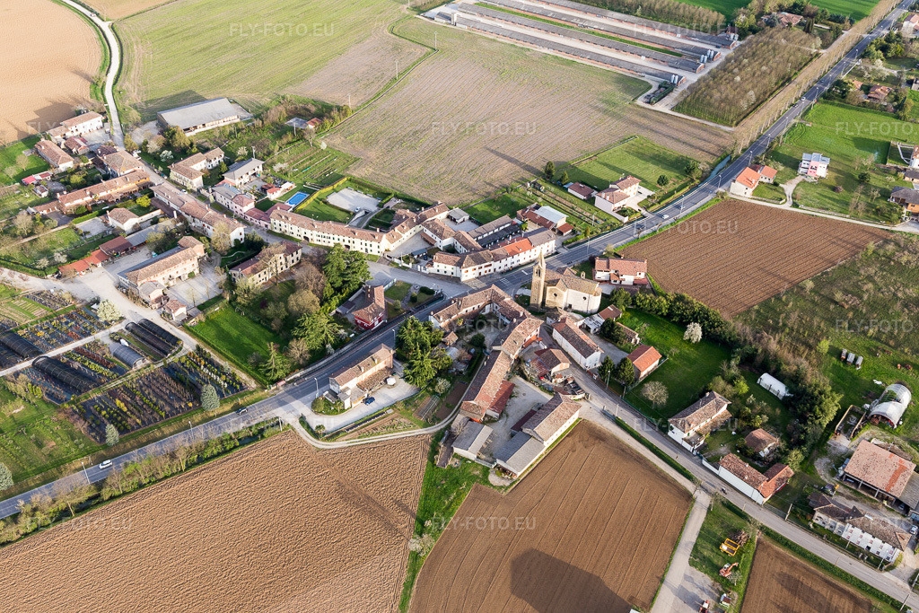 Vue aérienne: Vue de la ville à Santo Stefano Udinese dans le département Frioul-Vénétie Julienne, Italie. Photo: IMG_105807.jpg prise le 08/04/2018 par Werner Riehm/FLY-FOTO.eu – Résolution de l'original: 5472 x 3648 px