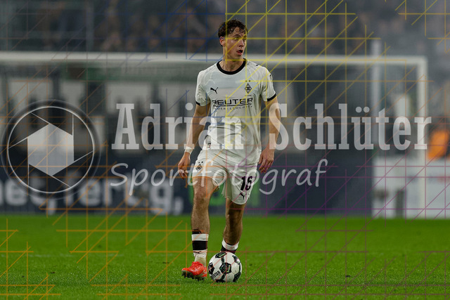 Borussia Mönchengladbach vs Karlsruher SC - DFB-Pokal 2. Runde | Mönchengladbach, Deutschland, 28.10.25:   Philipp Sander (Borussia Mönchengladbach) in Aktion am Ball, Einzelaktion waehrend des Spiels der DFB-Pokal 2. Runde zwischen Borussia Mönchengladbach vs Karlsruher SC im Stadion im Borussia Park(Foto von Brauer-Fotoagentur / Adrian Schlueter)