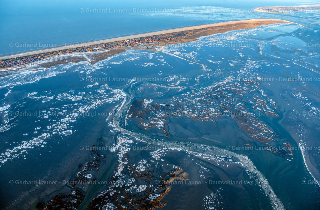 4044168 | JUIST 13.02.2021 Eisschollenstücke einer Treibeis- Schicht auf der Wasseroberfläche im Wattenmeer der Nordsee vor der Insel Juist im Bundesland Niedersachsen, Deutschland.