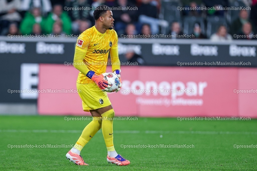 BMG05102502166 | 05.10.2025, Fußball, Borussia Mönchengladbach - SC Freiburg, 1. Fußball Bundesliga, Borussia-Park, Saison 2025 2026: Torwart Noah Atubolu (SC Freiburg #01) DFB regulations prohibit any use of photographs as image sequences and or quasi-video.