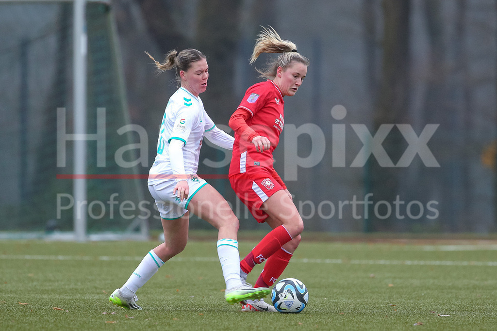 Fussball, Testspiel Frauen, SV Werder Bremen - FC Twente Enschede | v.li.: Juliane Wirtz (SV Werder Bremen, 28) und Wieke Kaptein (FC Twente Vrouwen, 20) im Zweikampf, Duell, Dynamik, Aktion, Action, Spielszene