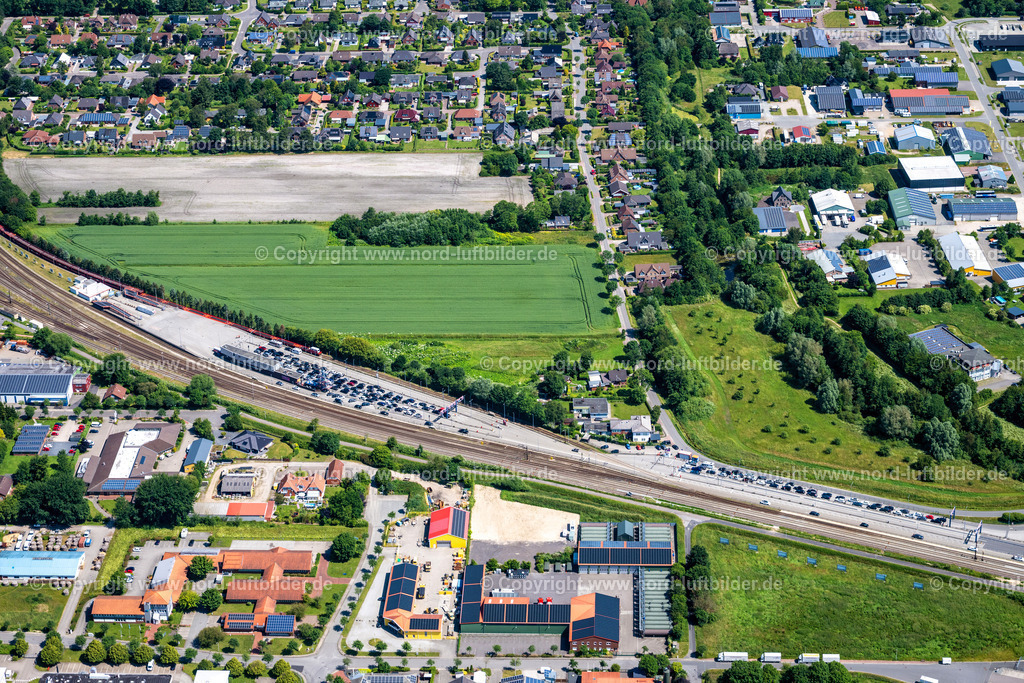 Niebüll_Bahnhof_Autoverladung_Syltzug_ELS_3767210625 | NIEBüLL 13.08.2025 Gleisverlauf und Bahn -Betriebsgebäude in Niebüll im Bundesland Schleswig-Holstein, Deutschland. Autoverladung für den " Sylt- Shuttle " der DB Fernverkehr AG und RDC AUTOZUG Sylt GmbH als Betreiber der Verbindung " Blauer Autozug Sylt ". // Track layout and railway operations building in Niebuell in the state Schleswig-Holstein, Germany. Foto: Martin Elsen