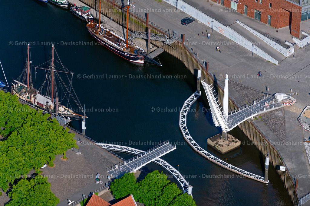 4030197 | BREMEN 01.06.2020 Fluß - Brückenbauwerk und Klappbrücke zur Überquerung " Schönbecker Aue " an der Straße Am Vegesacker Hafen im Ortsteil Vegesack in Bremen, Deutschland. // River - bridge construction " Schoenbecker Aue " on street Am Vegesacker Hafen in the district Vegesack in Bremen, Germany. Foto: Gerhard Launer