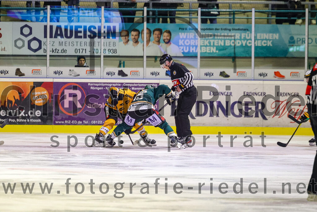 2025-11-02_018_TSV_Erding_gegen_EV_Fuessen | Erding, Deutschland, 02.11.2025:Eishockey, Oberliga Süd 2025 / 2026, 15. Spieltag, TSV Erding gegen EV Füssen, Endergebnis: 2:6Matyas Stransky (EV Füssen, #88), Dennis Henter (Erding Gladiators, #19)Foto: Christian Riedel / fotografie-riedel.net