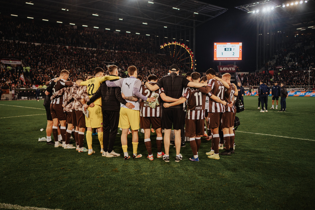 HEV07498 | Der offizielle Shop für FC St. Pauli Fotos. Wähle aus Spielszenen & Fanmomenten dein FCSP Wunschformat. Wir liefern Millerntor-Atmosphäre.