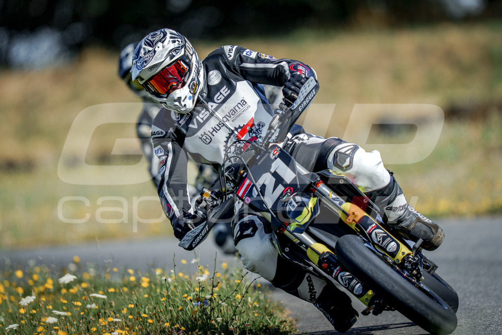 SuperMoto_Staatsmeisterschaft_Fuglau-183 | GRIPcapture steht für authentische Sportfotografie in Österreich – für Momente, die mehr sind als Geschwindigkeit oder Ergebnis. Es geht um Emotion, Spannung, Fokus und den Augenblick, der oft nur einen Wimpernschlag dauert.Ob Motorsport, Teamsport oder 