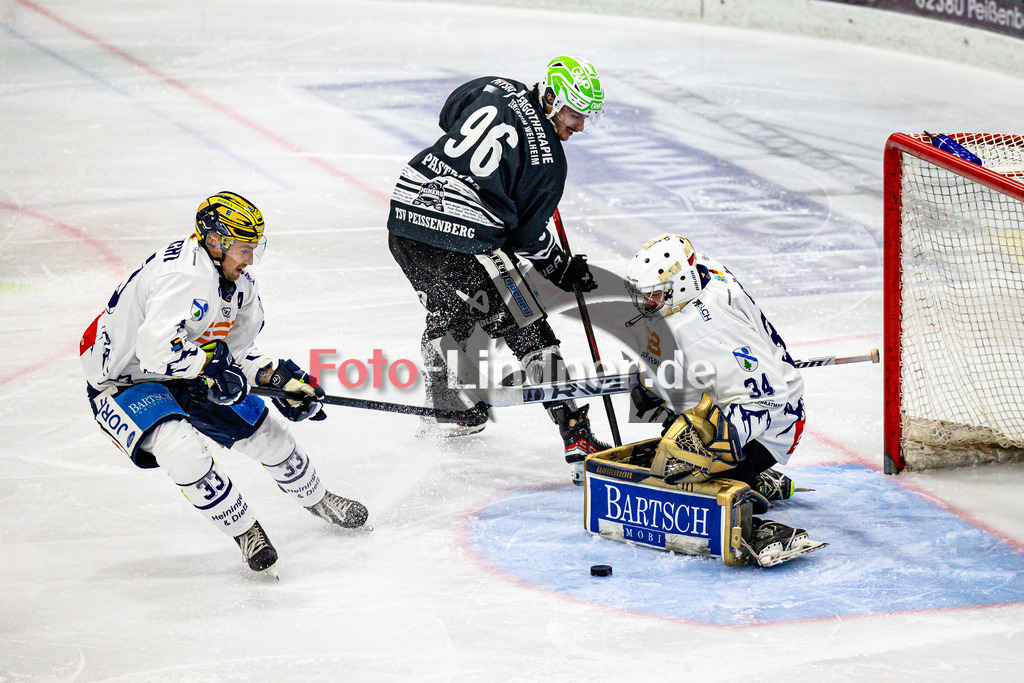 TSV Peißenberg MINERS gegen ESC Riverrats Geretsried | Eishockey Bayernliga Herren Vorrunde 2024/25, TSV Peißenberg MINERS gegen ESC Riverrats Geretsried, 20241122,Torchance Lynnden PASTACHAK (MINERS 96), Gehalten von Dominik GRÄUBIG (River Rats Goali 34),2024-11-22 in Peißenberg (Eisstadion Peißenberg)Lynnden PASTACHAK (MINERS 96), Dominik GRÄUBIG (River Rats Goali 34), Stephan ENGLBRECHT (River Rats 33)Copyright: WolfgangxLindner