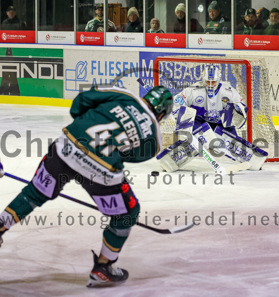 2026-01-23_077_TSV_Erding_gegen_SC_Riessersee | Erding, Deutschland, 23.01.2026:Eishockey, Oberliga Süd 2025 / 2026, 40. Spieltag, TSV Erding gegen SC Riessersee, Endergebnis: 6:5 n.V.Marco Pfleger (Erding Gladiators, #47), Torwart Andreas Mechel (SC Riessersee, #50)Foto: Christian Riedel / fotografie-riedel.net