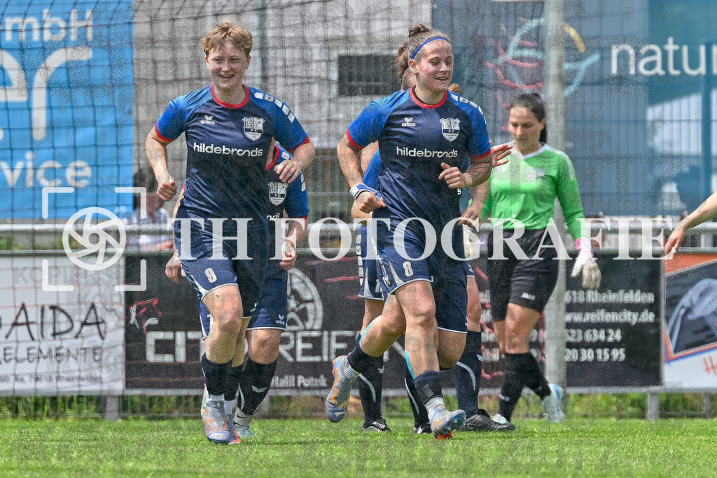 GER, FC Hauingen - SV Waldhaus, Frauen-Fussball, Rothaus Bezirkpokal, Finale, Saison 2024/2025, 29.05.2025 | Luise Hildebrand (FC Hauingen, #09), Julia Schlossarek (FC Hauingen, #08)GER, FC Hauingen - SV Waldhaus, Frauen-Fussball, Rothaus Bezirkpokal, Finale, Saison 2024/2025, 29.05.2025Foto: TH Fotografie/Thomas Hess