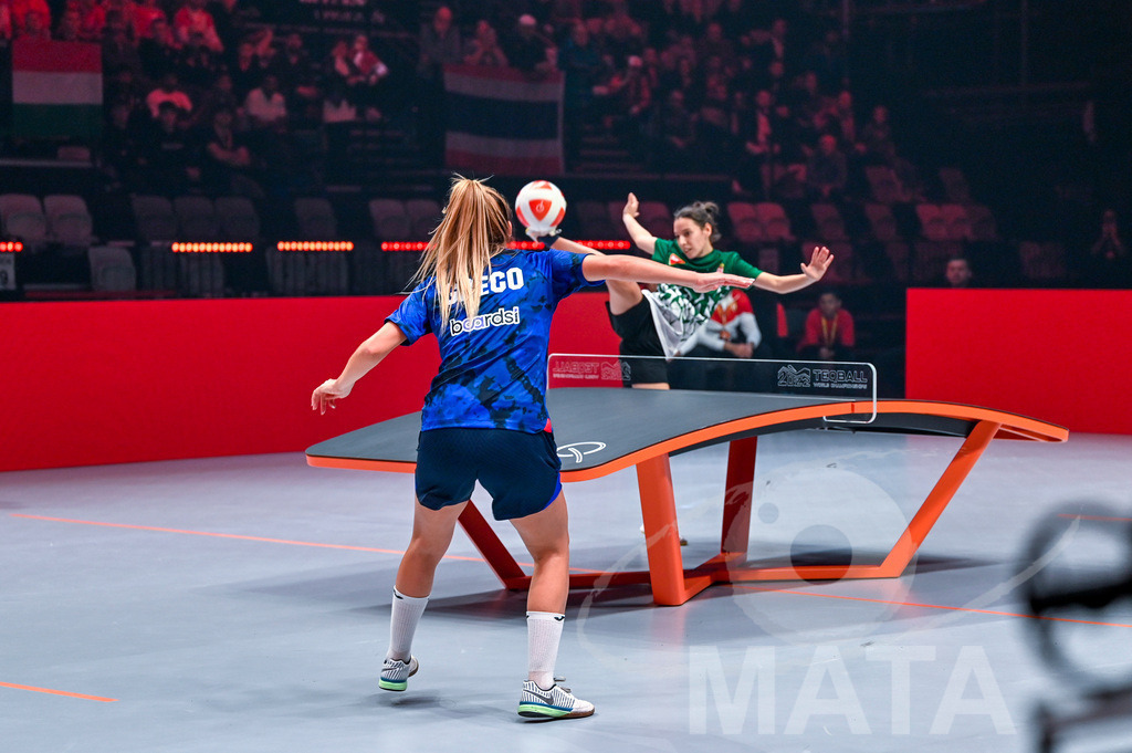_DWI5942 | Anna Iszak vs Carolyn Greco beim Frauen- Single  Ungarn vs. USA bei der Teqball Weltmeisterschaft 2022 in der Kia Metropole Arena. Nürnberg, 27.11.2022 - Realisiert mit Pictrs.com