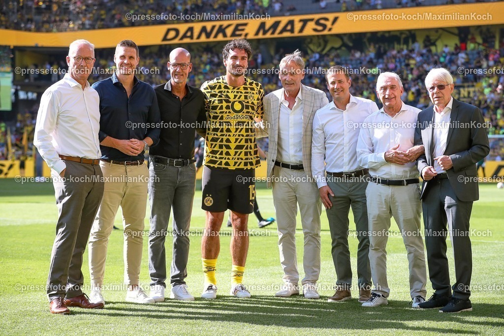 BVB10082501001 | 10.08.2025, Fußball, Borussia Dortmund - Juventus Turin, Testspiel, Signal Iduna Park, Saison 2025 2026: Verabschiedung von  Mats Hummels (ehem. BVB Spieler) zusammen mit Sportdirektor Sebastian Kehl (BVB #sk) Geschäftsführer Carsten Cramer (BVB #cc) Vorsitzender Geschäftsführung Hans-Joachim Watzke (BVB #jw) Geschäftsführer Sport Lars Ricken (BVB #lr)  DFB regulations prohibit any use of photographs as image sequences and or quasi-video.