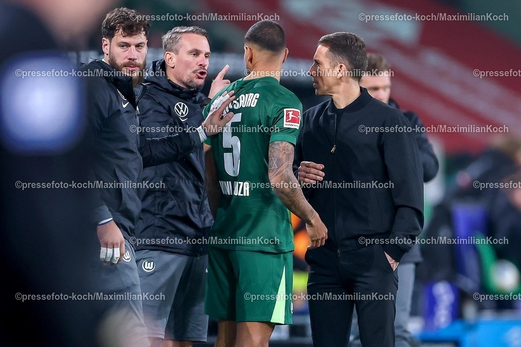 BMG13122502178 | 13.12.2025, Fußball, Borussia Mönchengladbach - VfL Wolfsburg, 1. Fußball Bundesliga, 14.Spieltag, Borussia-Park, Saison 2025 2026: Vini Souza&nbsp;(VfL Wolfsburg #05) im Gespräch mit Interimstrainer Daniel Bauer (VfL Wolfsburg #hc) an der Seitenlinie  DFB regulations prohibit any use of photographs as image sequences and or quasi-video.