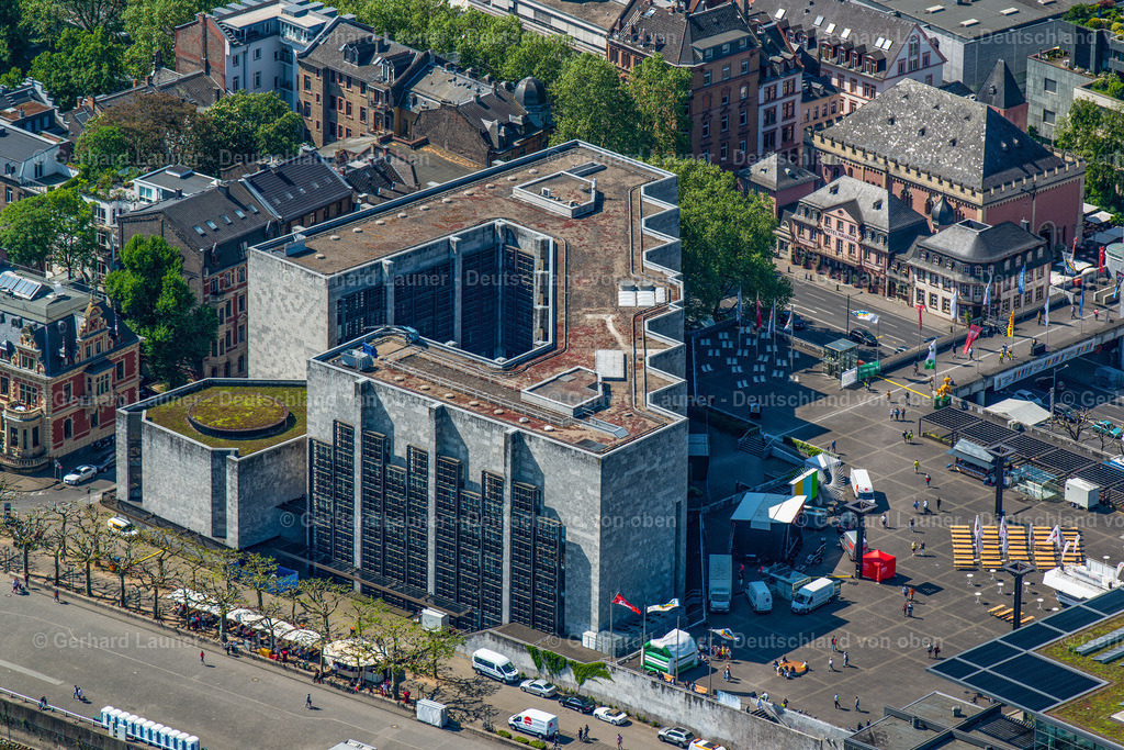 3800254 | Das  denkmalgeschützte Gebäude des Rathauses  der Stadt Mainz, am Rheinufer, bildet mit dem  Brandzentrum, dem Hilton-Hotel und der Rheingoldhalle  einen  Komplex der Nachkriegsmoderne.