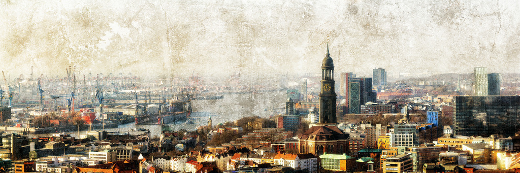 10221107 - Hamburger Hafen und Michel Panorama | Blick auf den Hamburger Hafen über die Elbe und den MIchel bis nach St. Pauli. Hamburg Wandbild oder Poster im modernen Look.