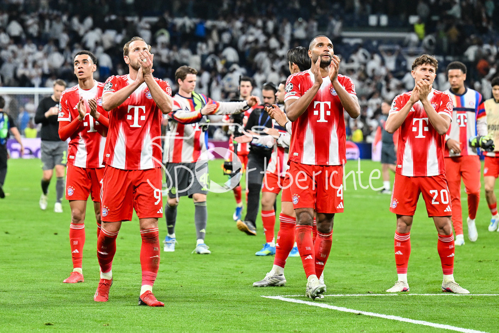 Real Madrid - FC Bayern München | MADRID, SPAIN - 07. APRIL: players form Bayern celebrating the win in Madrid with the fans after the UEFA Champions League match between Real Madrid vs. FC Bayern Munich on Quarterfinal first leg at Estadio Santiago Bernabeu / Harry KANE (FC Bayern Munich 9), Jonathan TAH (FC Bayern Munich 4), TOM BISCHOF (FC Bayern Munich 20)