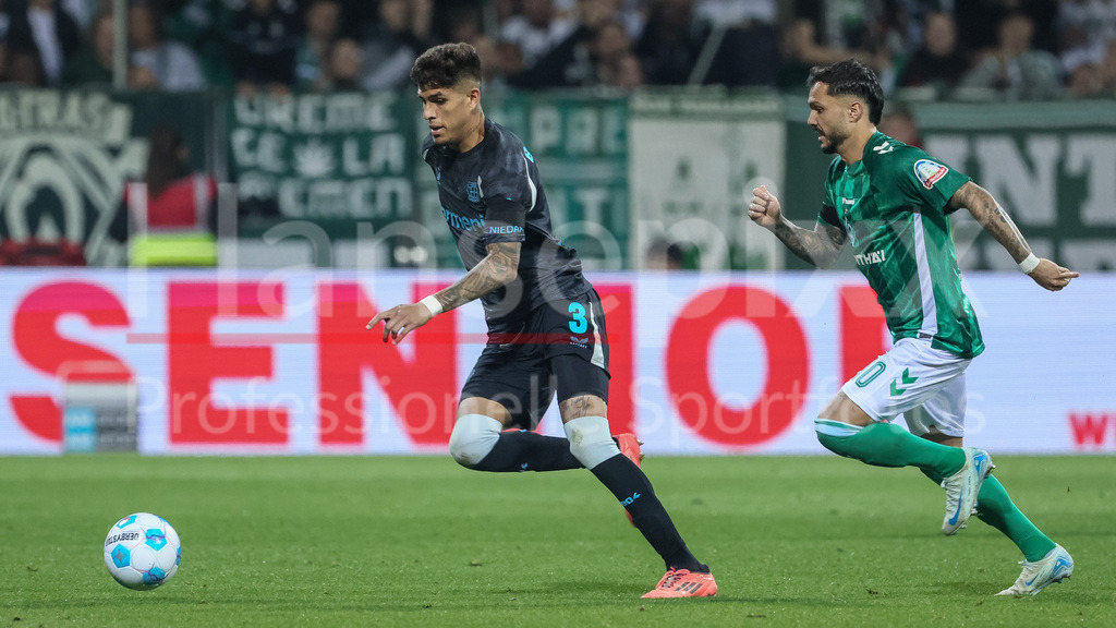 Fussball, Bundesliga, SV Werder Bremen - Bayer 04 Leverkusen | v.li.: Piero Hincapie (Bayer 04 Leverkusen, 3) und Leonardo Bittencourt (SV Werder Bremen, 10) im Zweikampf, Duell, Dynamik, Aktion, Action, Spielszene, DIE DFL-RICHTLINIEN UNTERSAGEN JEGLICHE NUTZUNG VON FOTOS ALS SEQUENZBILDER UND/ODER VIDEOÄHNLICHE FOTOSTRECKEN. DFL REGULATIONS PROHIBIT ANY USE OF PHOTOGRAPHS AS IMAGE SEQUENCES AND/OR QUASI-VIDEO.