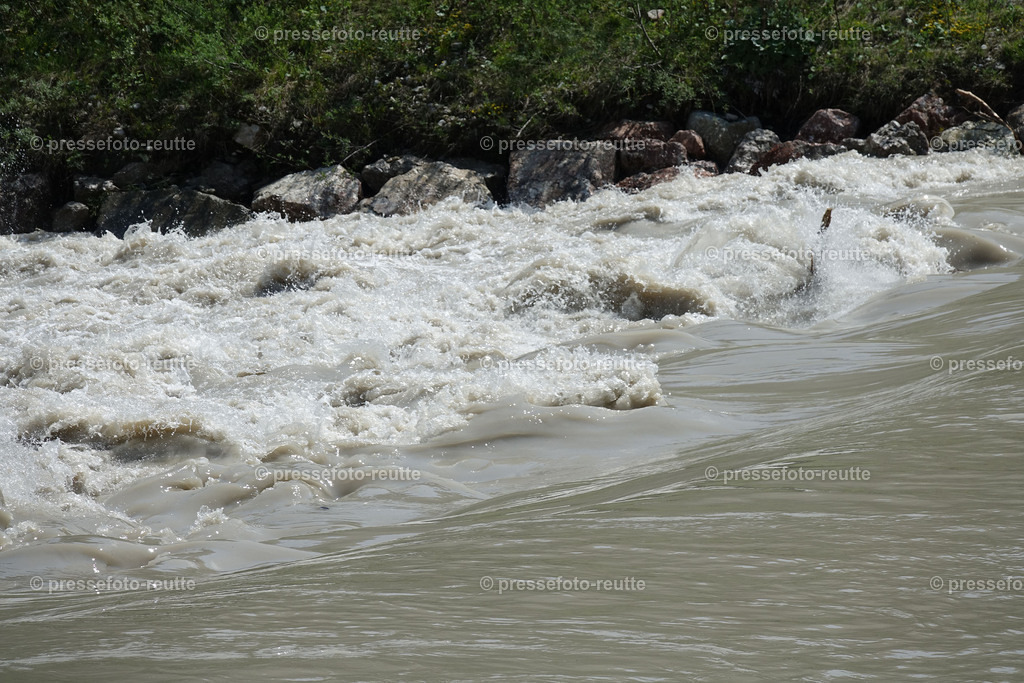 welltvi-Lech-bei-hoefen-Hochwasser-04062019-DSD01814 | Info aus dem Bezirk Reutte/Ausserfern Tirol sowie eine umfangreiche Bilddatenbank über die gesamte Region: Lechtal, Talkessel Reutte, Tannheimertal, Zwischentoren. Lech, Plansee, Zugspitze, Grenztunnel, B179, Fernpassstraße, Verkehr, Lawinen, Tradition, - Realisiert mit Pictrs.com