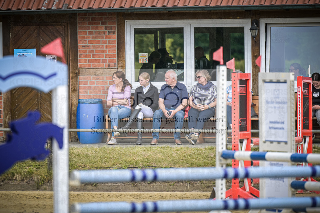 DOS_4232 | Entdecke hochwertige Reitturnierfotos von Foto Oger. Professionell, emotional und authentisch – jetzt Lieblingsmomente im Shop bestellen.Deutschlandweite Turnierfotografie. - Realisiert mit Pictrs.com