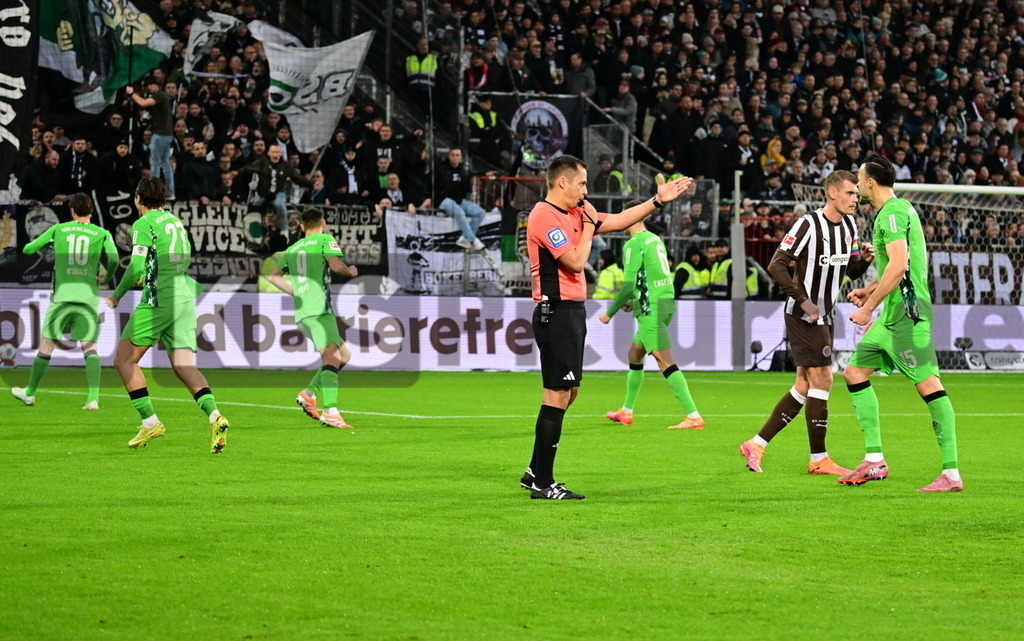 KBS Picture_FCStPauli-Gladbach_024 | Hartmann Robert Schiedsrichter gibt das 1:0 nach Videobeweis ,Sportplatz :  Millerntor Stadion, - Realisiert mit Pictrs.com