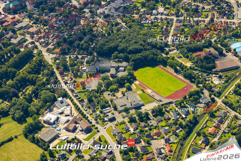 Das Luftbild der Stadt Meldorf wurde 2022 vom Flugzeug heraus erstellt (keine Drohnen-Aufnahmen) Aufnahmehöhe ca.450 Meter- hohe Bildauflösung und Druck-Qualität. Garantiert!
