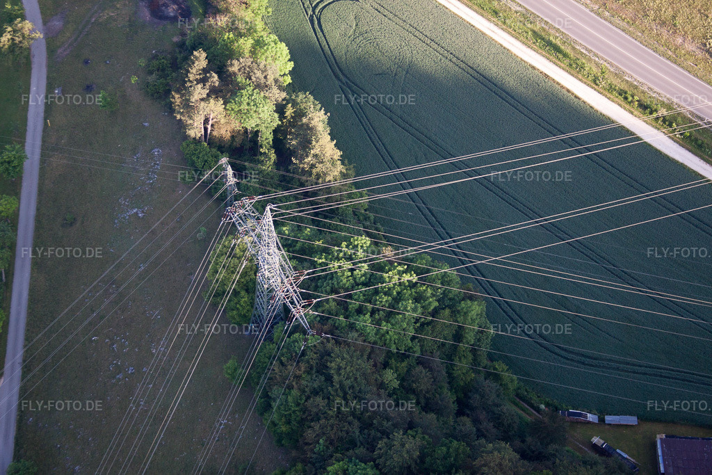 Luftbild: Gewirr von Hochspannungsleitungen im Ortsteil Schmiechen in Schelklingen im Bundesland Baden-Württemberg in Deutschland. Foto: IMG_67110.jpg vom 08.06.2014 durch Werner Riehm/FLY-FOTO.de