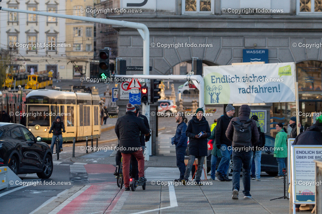 Linz_ Verkehr_ 07.04.2025-20 | 07.04.2025, LINZ, AUT, im Bild Themenbild, Verkehr, Stau, KFZ, Bruecke, Nibelungenbruecke, Auto, Montag, Fruehverkehr, Radweg, Radfahrstreifen, Radfahrer, Radlobby, Flyer verteilen, Info, Pendler, Neu, B127