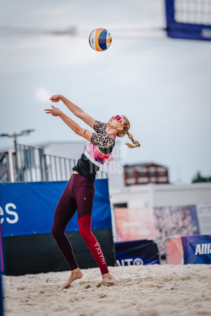 Beachvolleyball | Frauen | German Beach Tour 2024 | Tourstop Bremen | 06.06.2024 | Nele Barber nimmt den Ball an