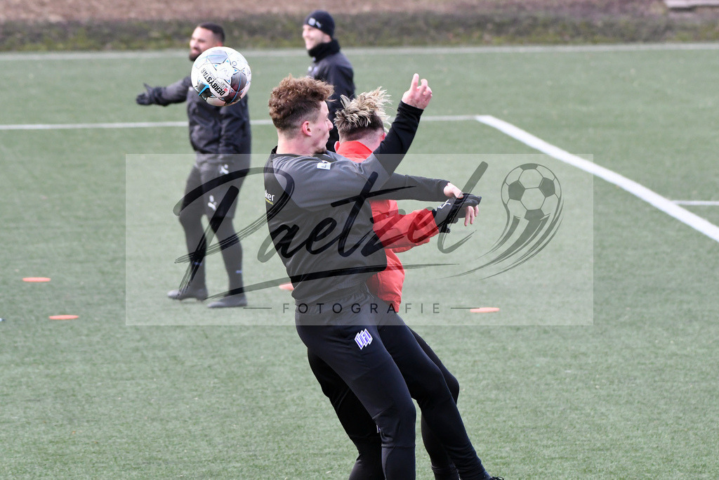 20200131_TRAOSN_0013 | Fußball, Herren: Moritz Heyer (VfL Osnabrueck) und Torhueter Philipp Kuehn (VfL Osnabrueck) im Zweikampf waehrend der Trainingseinheit des VfL Osnabrueck im Sportpark Illoshoehe am 31.01.2020 in Osnabrueck, Deutschland. - Realisiert mit Pictrs.com