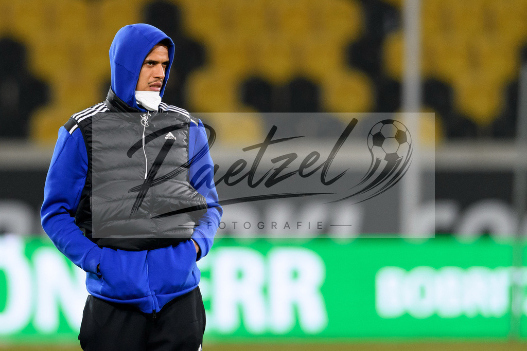 SGDHSV20220114_84 | Fussball, Herren: Robert Glatzel (Hamburger SV) schaut bei dem Spiel der 2. Bundesliga zwischen SG Dynamo Dresden und Hamburger SV im Rudolf-Harbig-Stadion am 14.01.2022 in Dresden, Deutschland.DFB / DFL REGULATIONS PROHIBIT ANY USE OF PHOTOGRAPHS AS IMAGE SEQUENCES AND/OR QUASI-VIDEO. - Realisiert mit Pictrs.com