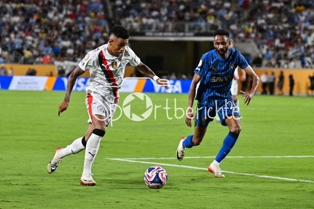 Manchester City - Al-Hilal SFC | im Duell SAVINHO (Manchester City 26) und MOTEB ALHARBI (Al-Hilal 24) / Zweikampf / FIFA Club World Cup: Manchester City - Al-Hilal SFC, Camping World Stadium am 30.06.2025 / NOT FOR SALE IN USA