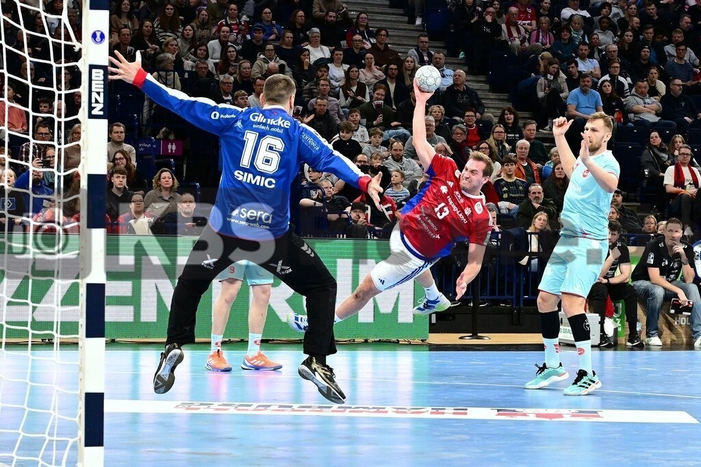 KBS Picture_HSVH-Melsungen_024 | v.l. Simic Nebojsa (MT Melsungen) , Weller Niklas (HSV Hamburg) ,Sportarena :  Barclays Arena Hamburg, - Realisiert mit Pictrs.com