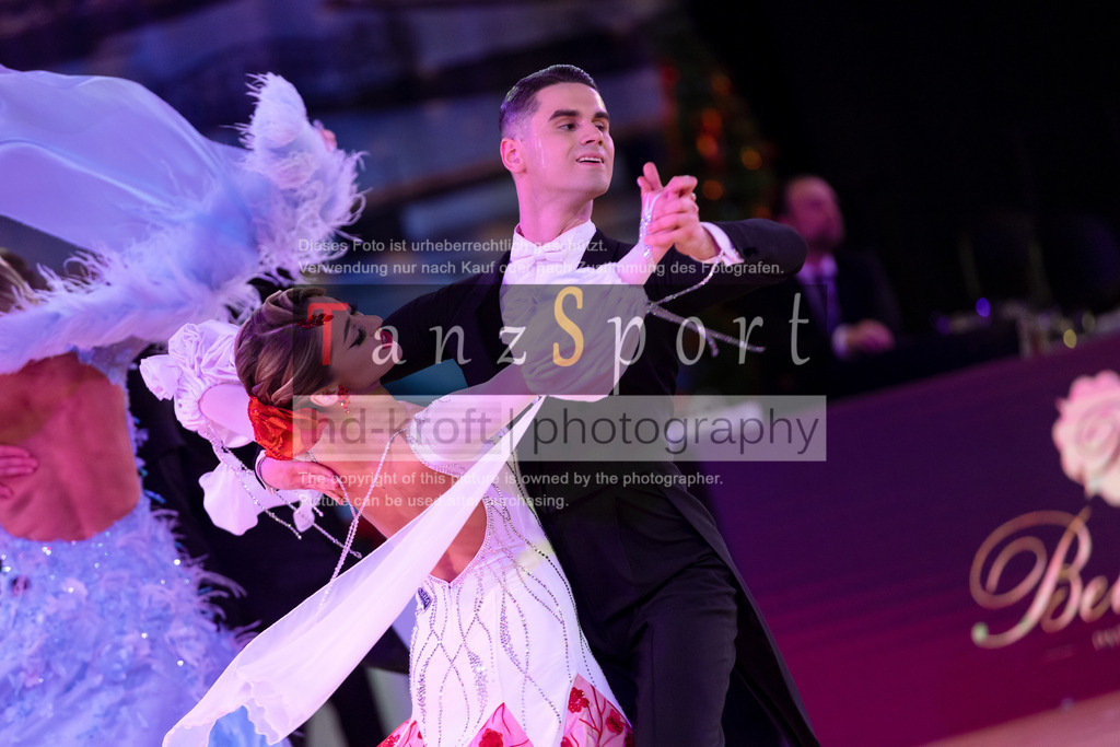 20241215_WDSF_Int_Open_Std-Riga-9849 | Tanzsportbilder, Standardtanz, Lateintanz, WDSF, DTV, LTVB, dancecomp, goc, hessen tanzt, blaues band der spree, walzer, tango, wiener walzer, slowfox, quickstepp, samba, rumba, cha-cha-cha, paso doble. jive, hd-kroft photography, turniertanzsport