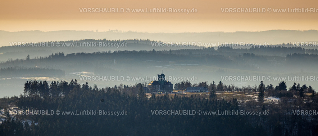 Winterberg260104965 | Luftbild, Bergkuppe mit Gipfelturm Kahler Asten in winterlicher Landschaft mit nebeliger Fernsicht, Aussichtsturm mit Wetterstation und Hotel mit Restaurant, Winterberg, Sauerland, Nordrhein-Westfalen, Deutschland