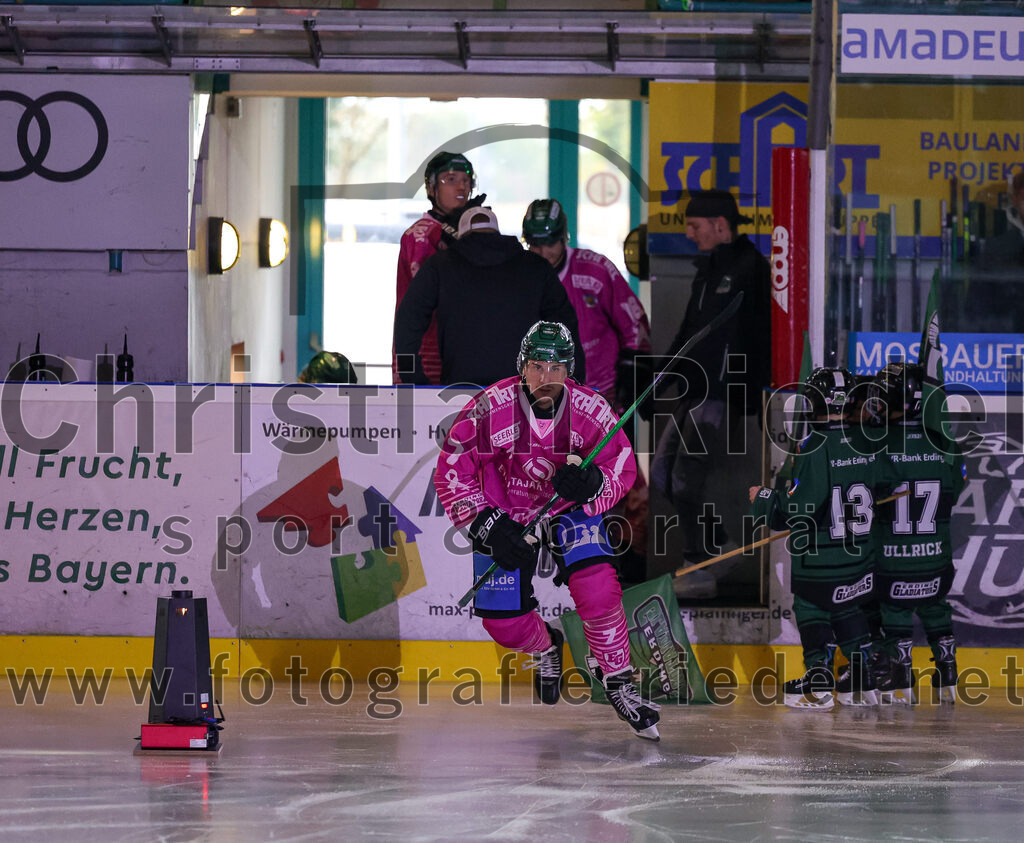 2025-10-05_004_TSV_Erding_gegen_Heilbronner_Falken | Erding, Deutschland, 05.10.2025:Eishockey, Oberliga Süd 2025 / 2026, 6. Spieltag, TSV Erding gegen Heilbronner Falken, Endergebnis: 3:1Louis Trattner (Erding Gladiators, #7)Foto: Christian Riedel / fotografie-riedel.net