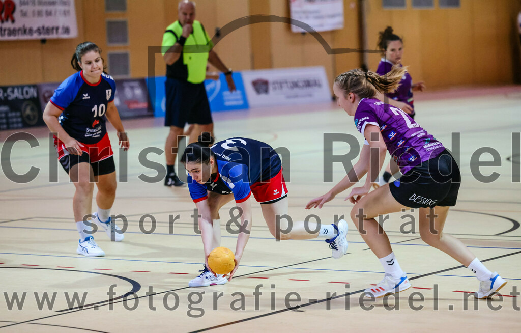 2023-10-14_015_SpVgg_Altenerding_gegen_HSG_Freising_Neufahrn_Damen | Erding, Deutschland, 14.10.2023:
Handball, Bezirksliga Frauen Altbayern 2023 / 2024, 3. Spieltag, SpVgg Altenerding II gegen HSG Freising-Neufahrn II, Endergebnis: 23:28

Esther Schmid (HSG Freising-Neufahrn, #10), Eduarta Krasnigi (HSG Freising-Neufahrn, #33), Johanna Bauschmid (SpVgg Altenerding, #22)

Foto: Christian Riedel / fotografie-riedel.net