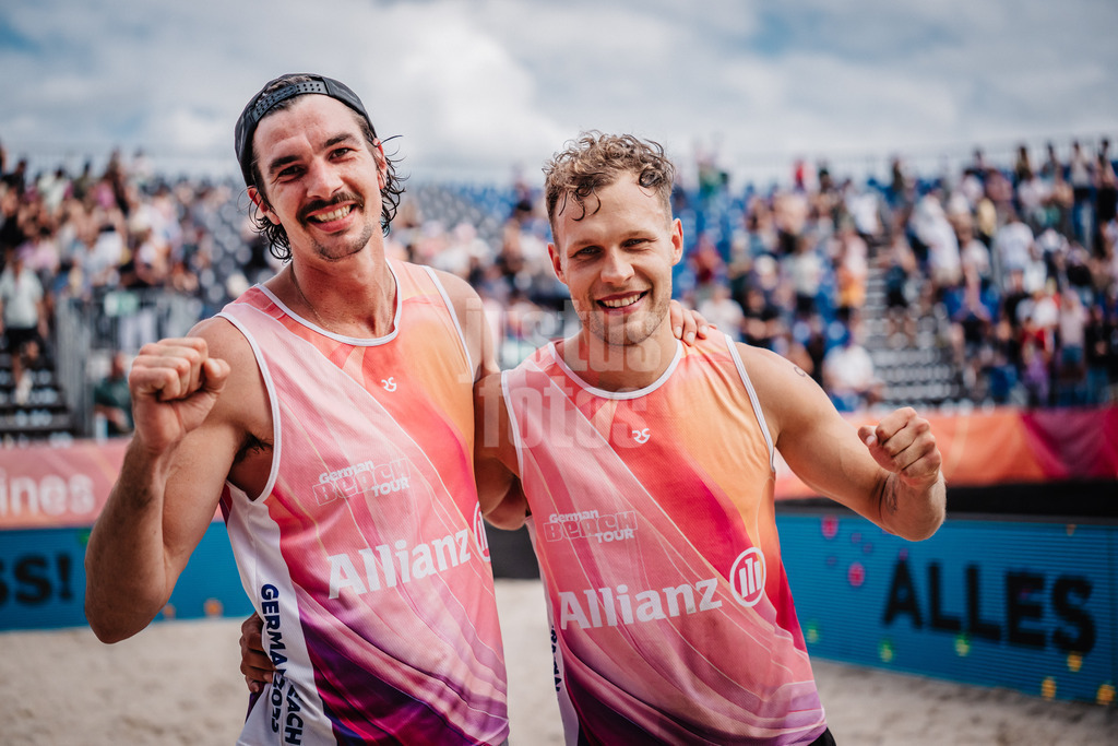 Beachvolleyball | Männer | Deutsche Meisterschaften 2025 Timmendorfer Strand | 04.09.2025 | v.l. Jannik Kühlborn und Eric Stadie-Seeber freuen sich nach dem Sieg